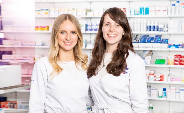 Links: Melanie Dentler (Filialleitung) Rechts: Laura Bochynek (Stellvertretende Filialleitung)