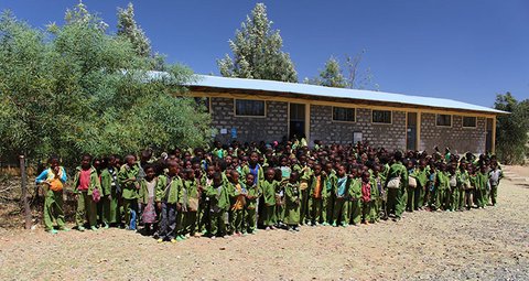 Schüler vor der Schule in Axum (Äthiopien)